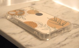 Etui na iPhone'a 13 Mini, wykonany z TPU.
